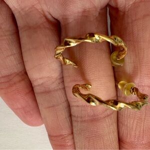 🌸Gold Twisted Hoop Earrings
